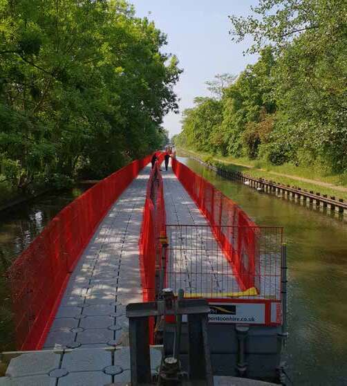 Long modular pontoon walkway assembled on a canal