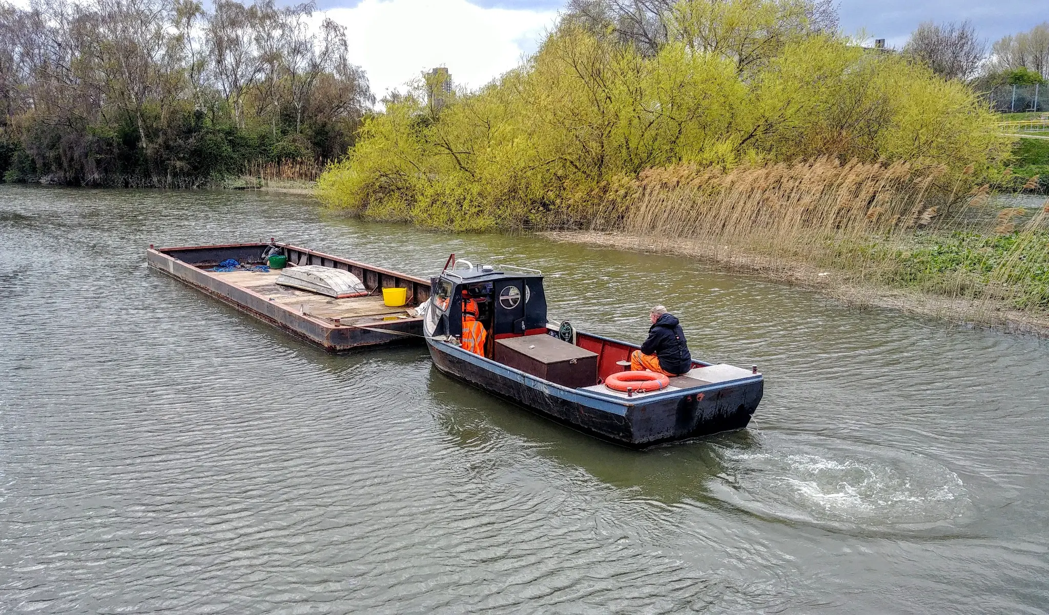 Portsea moving Maud through Channelsea Creek for the Northern Outfall Sewer Bridge works